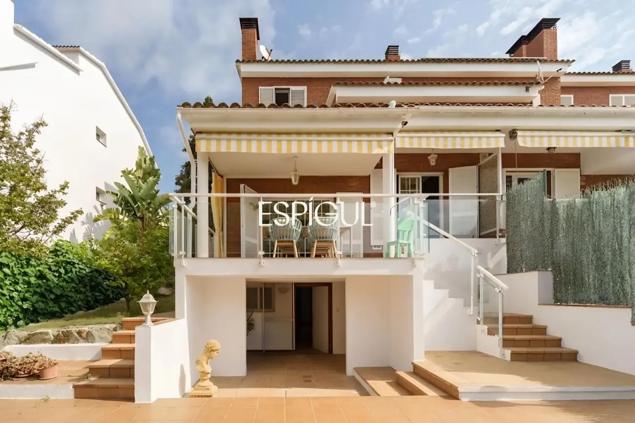 Àmplia casa cantonera amb vistes al mar i piscina comunitària a Teià