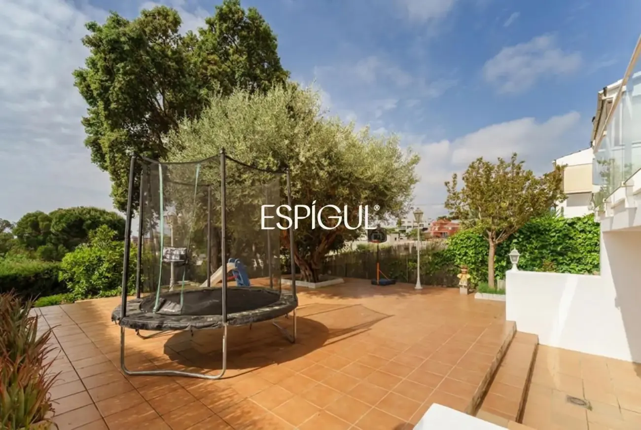 Àmplia casa cantonera amb vistes al mar i piscina comunitària a Teià