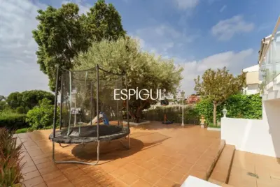 Àmplia casa cantonera amb vistes al mar i piscina comunitària a Teià