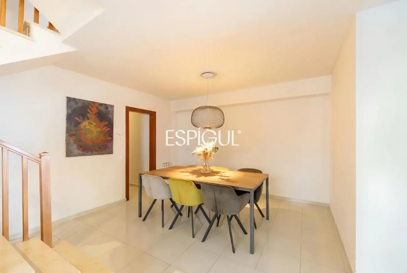 Àmplia casa cantonera amb vistes al mar i piscina comunitària a Teià