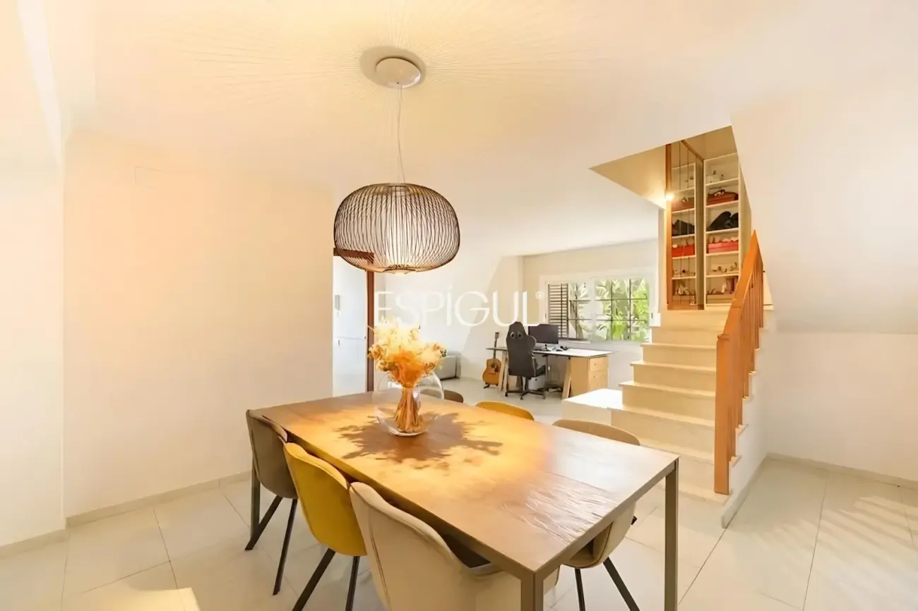 Àmplia casa cantonera amb vistes al mar i piscina comunitària a Teià