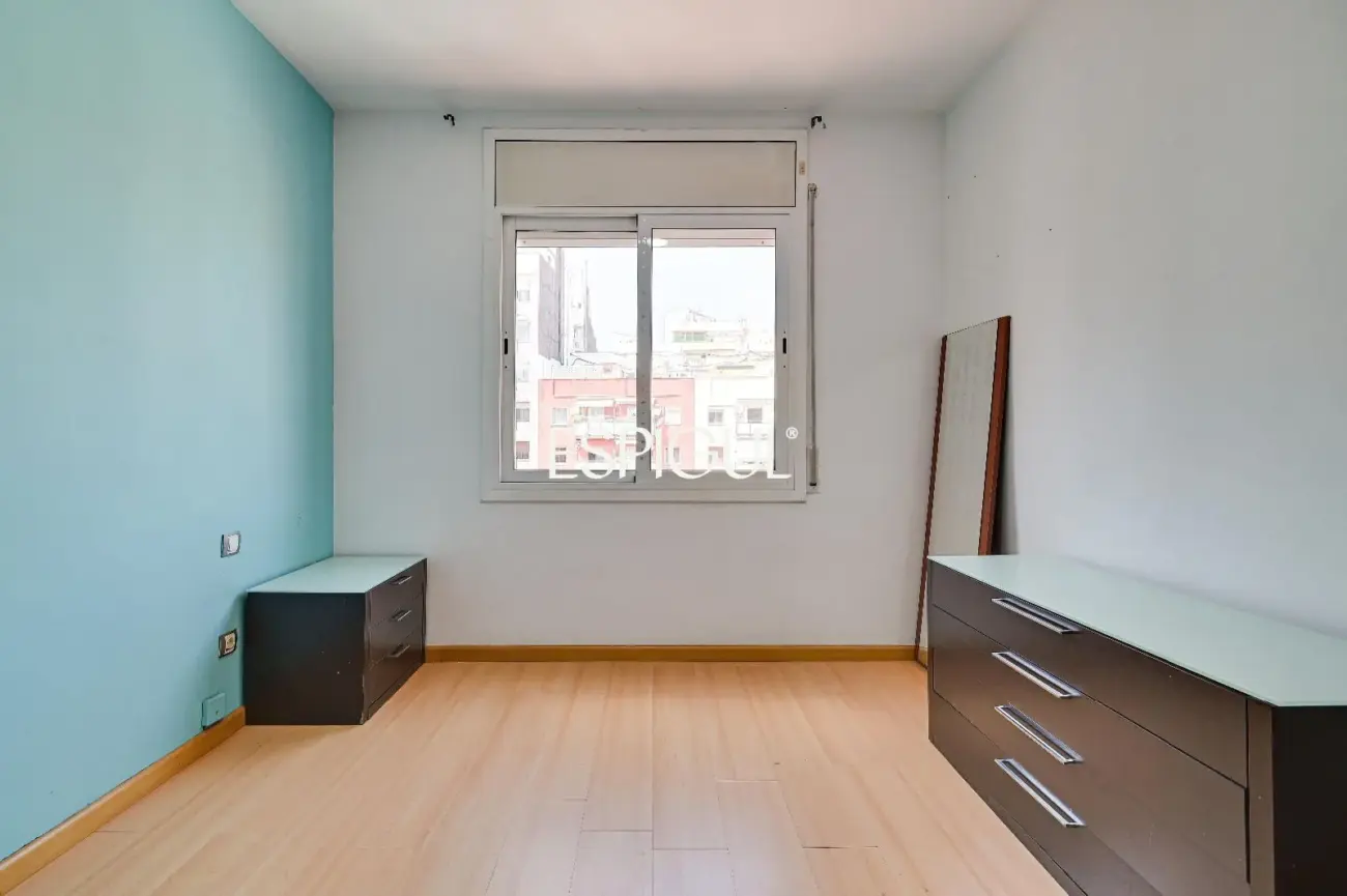 Spacious and bright home with a balcony in Maternitat i Sant Ramon