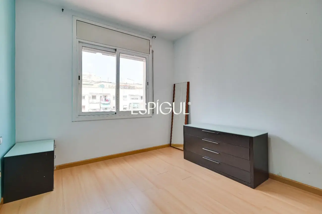 Spacious and bright home with a balcony in Maternitat i Sant Ramon