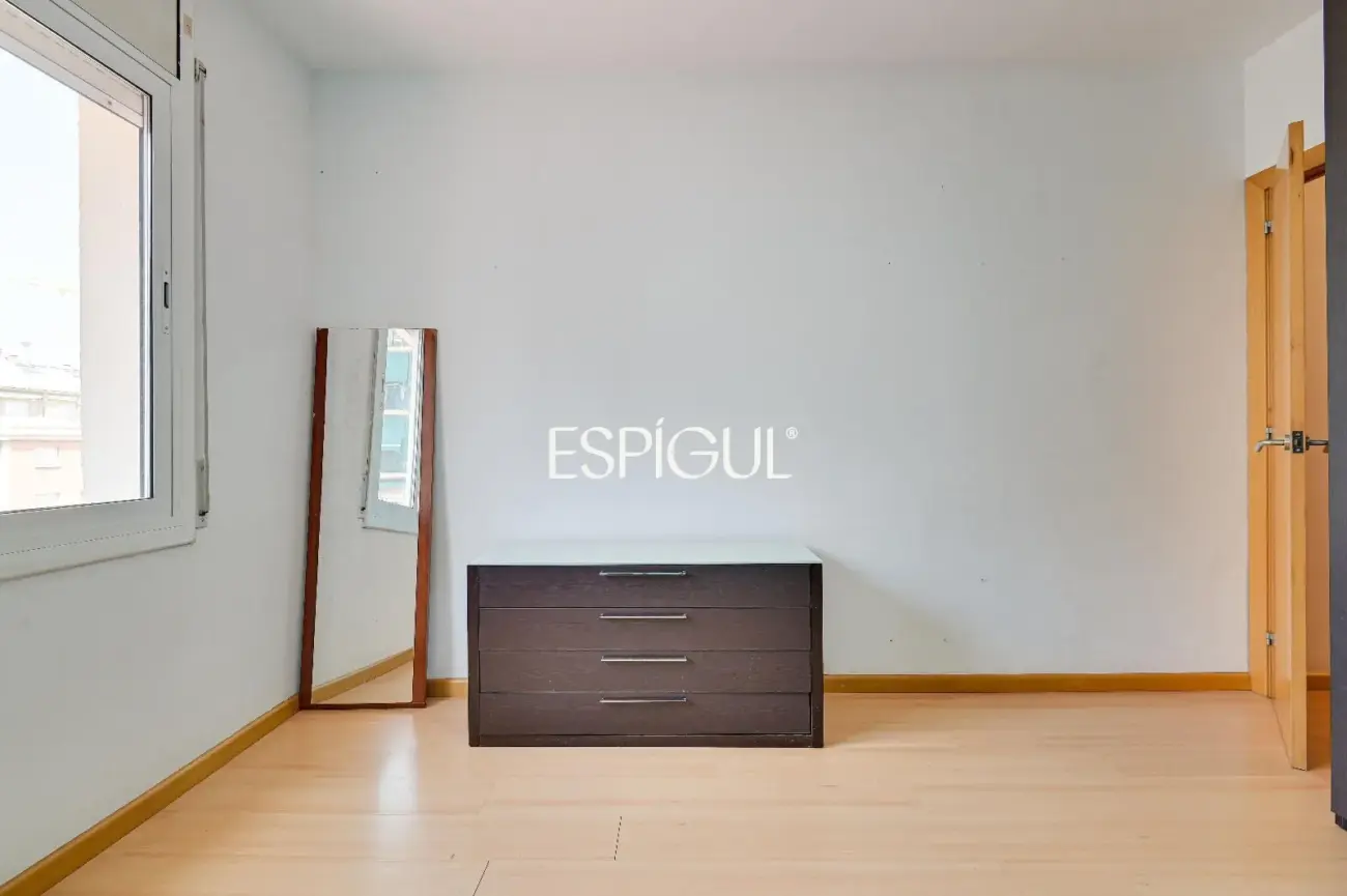 Spacious and bright home with a balcony in Maternitat i Sant Ramon