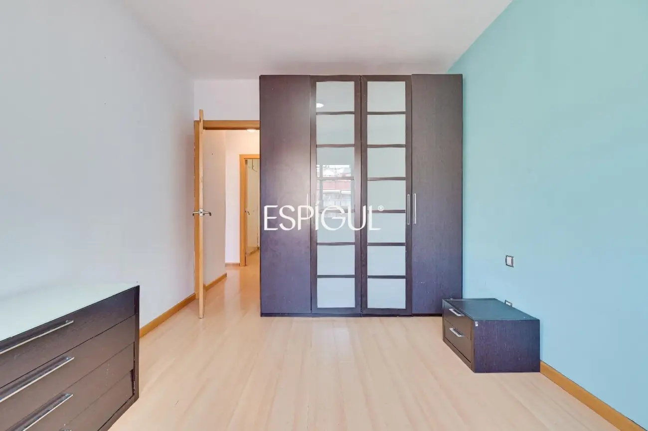 Spacious and bright home with a balcony in Maternitat i Sant Ramon