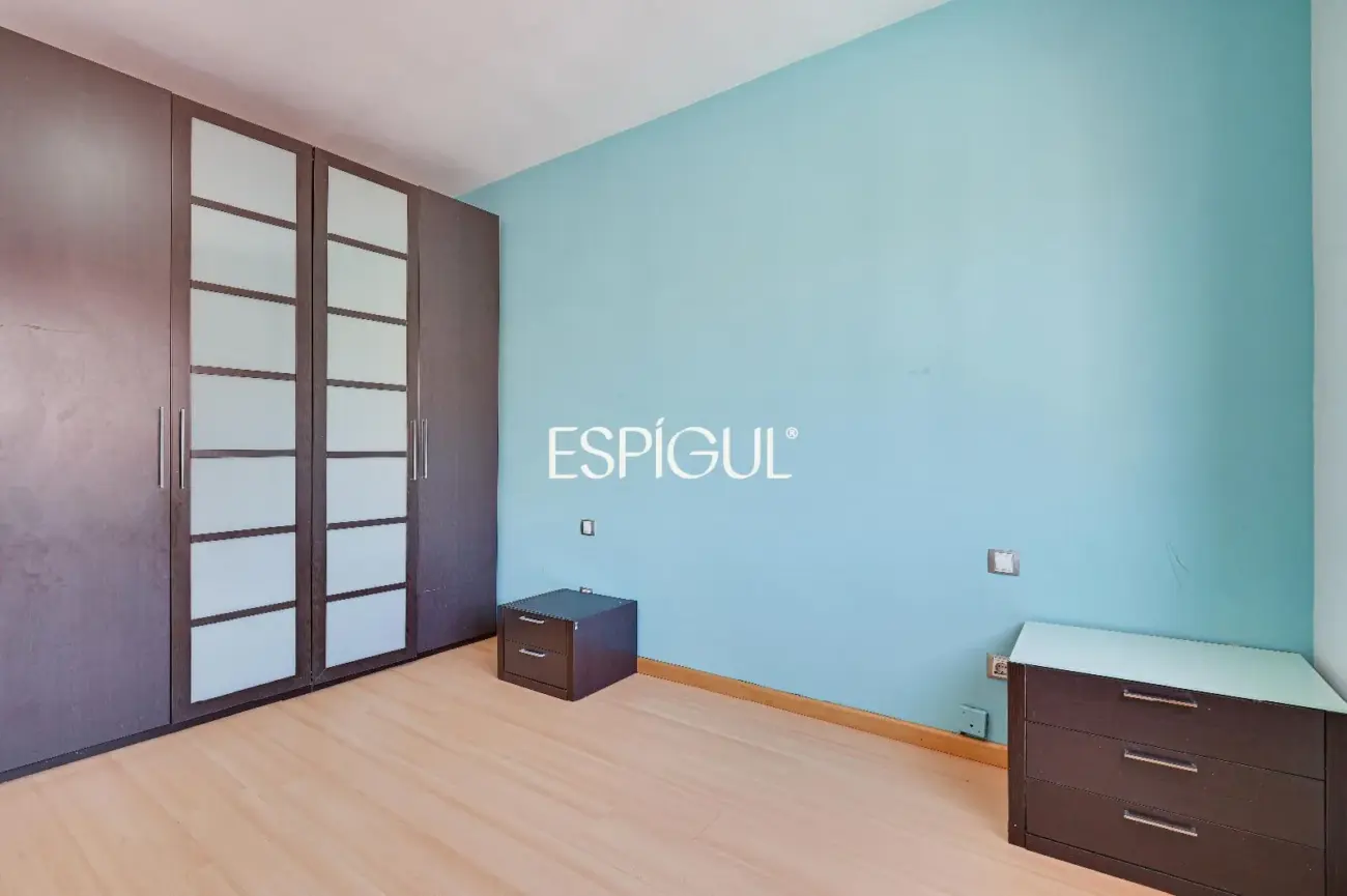 Spacious and bright home with a balcony in Maternitat i Sant Ramon