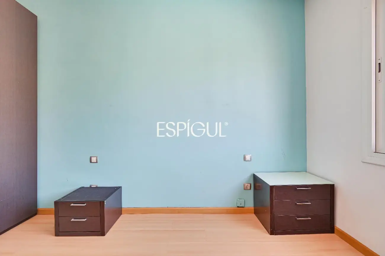 Spacious and bright home with a balcony in Maternitat i Sant Ramon