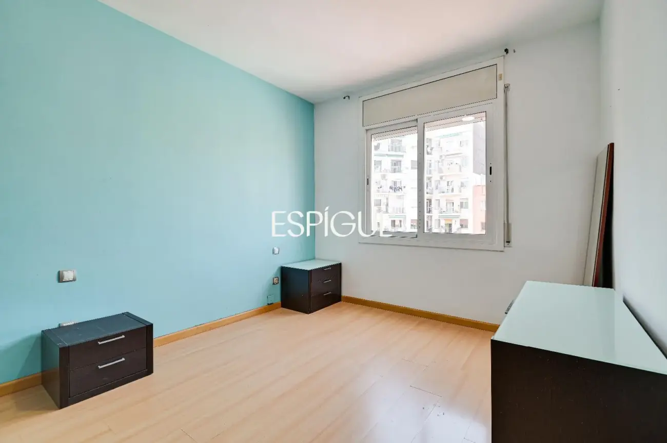 Spacious and bright home with a balcony in Maternitat i Sant Ramon