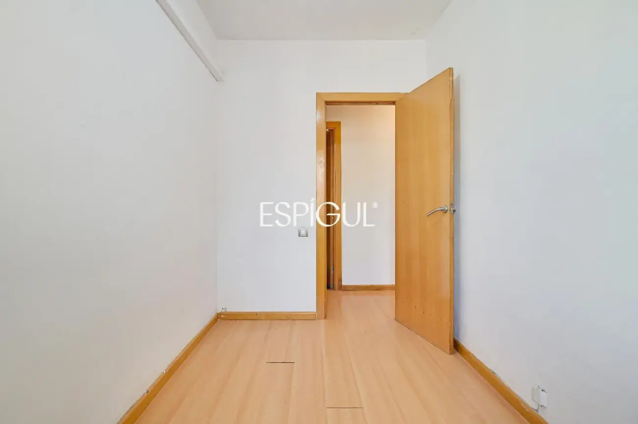 Spacious and bright home with a balcony in Maternitat i Sant Ramon