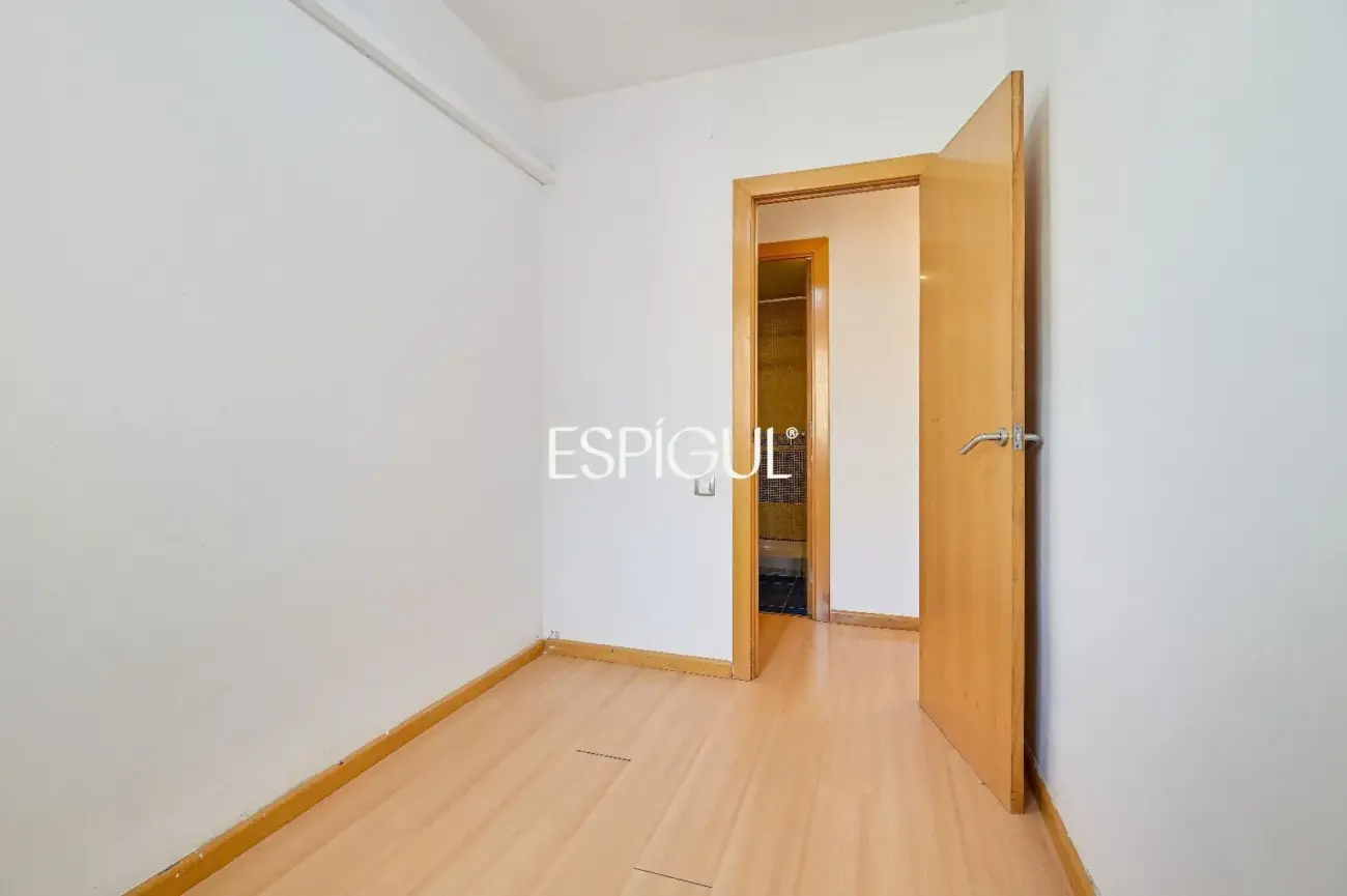 Spacious and bright home with a balcony in Maternitat i Sant Ramon