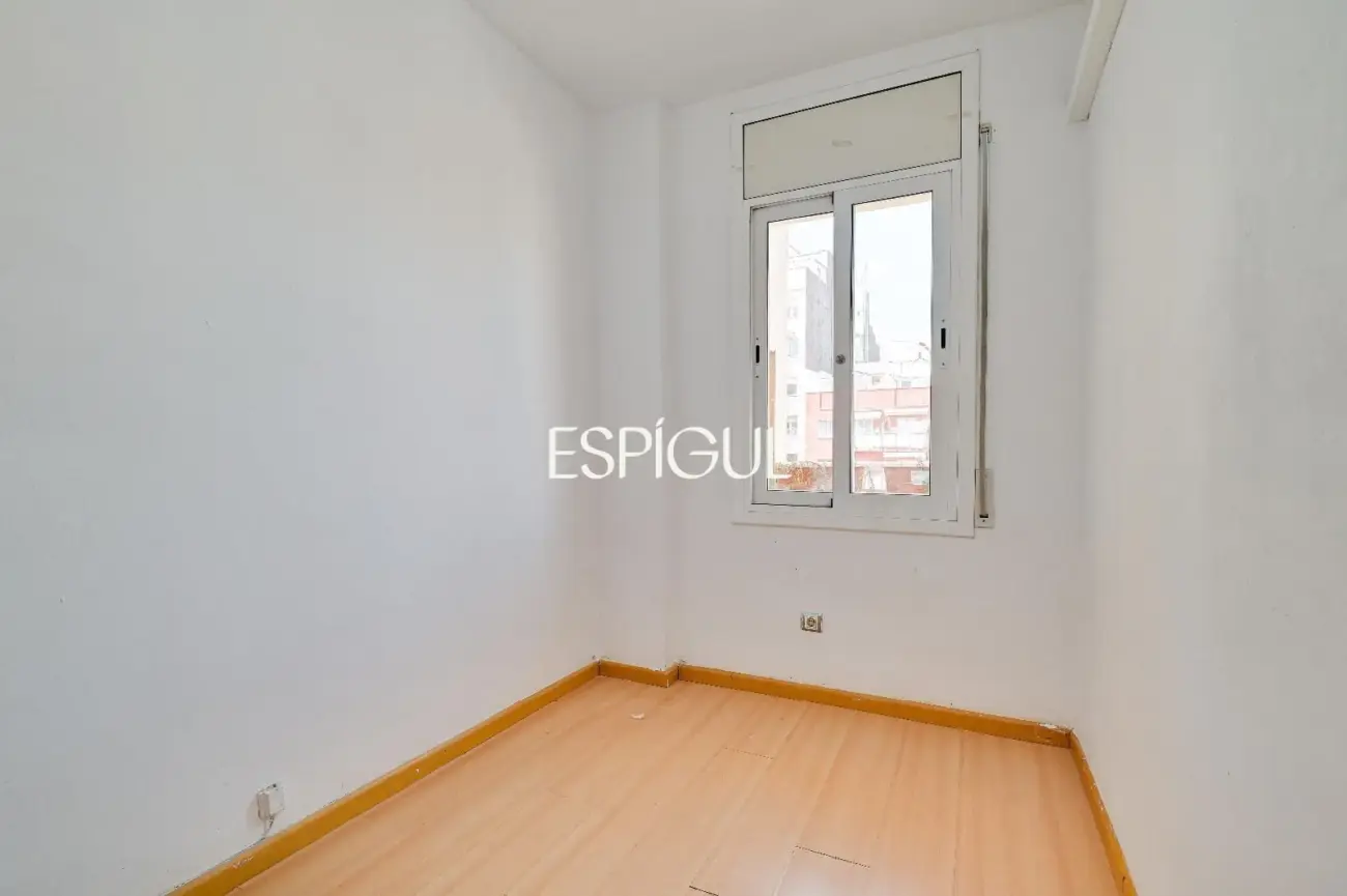 Spacious and bright home with a balcony in Maternitat i Sant Ramon