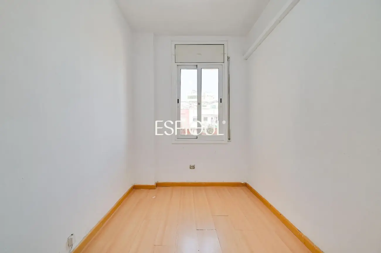 Spacious and bright home with a balcony in Maternitat i Sant Ramon