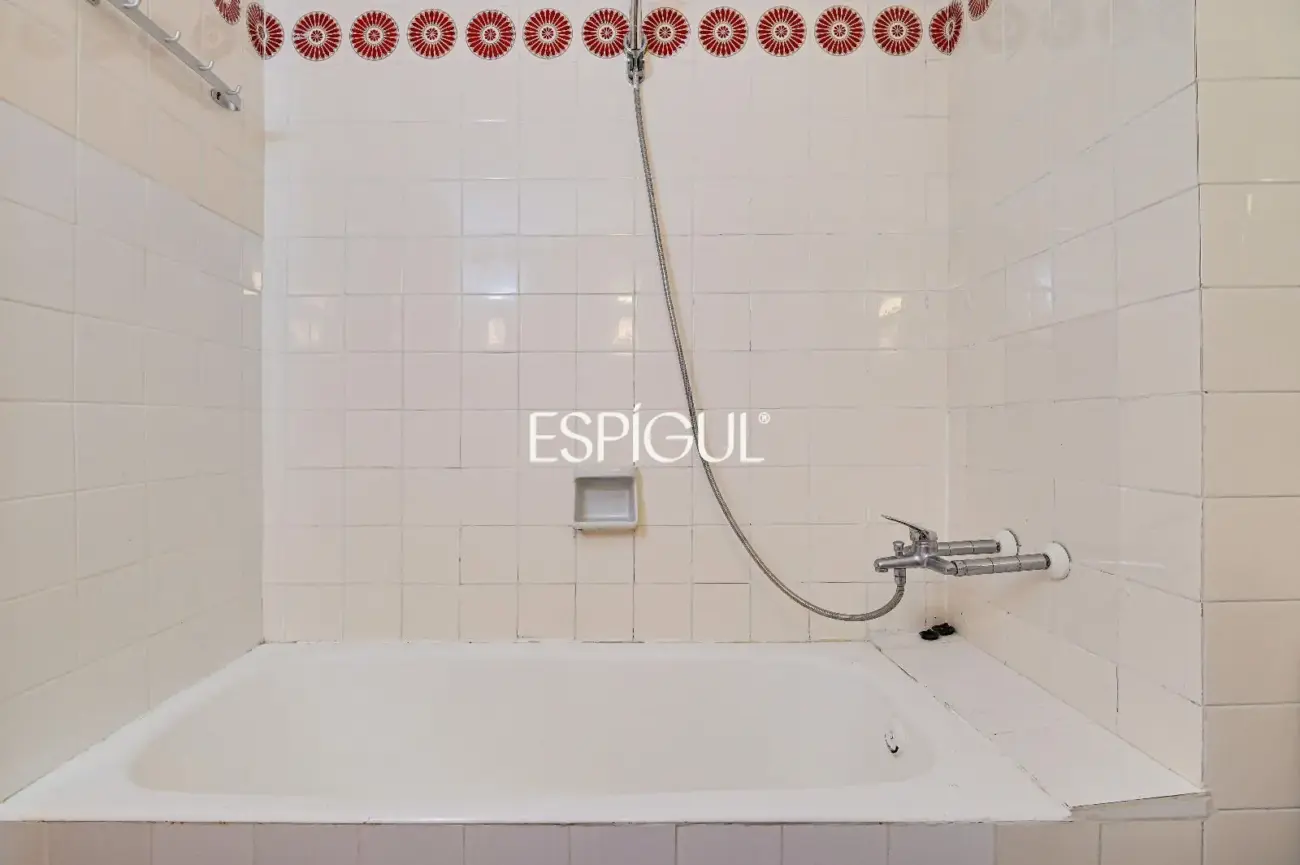 Spacious and bright home with a balcony in Maternitat i Sant Ramon