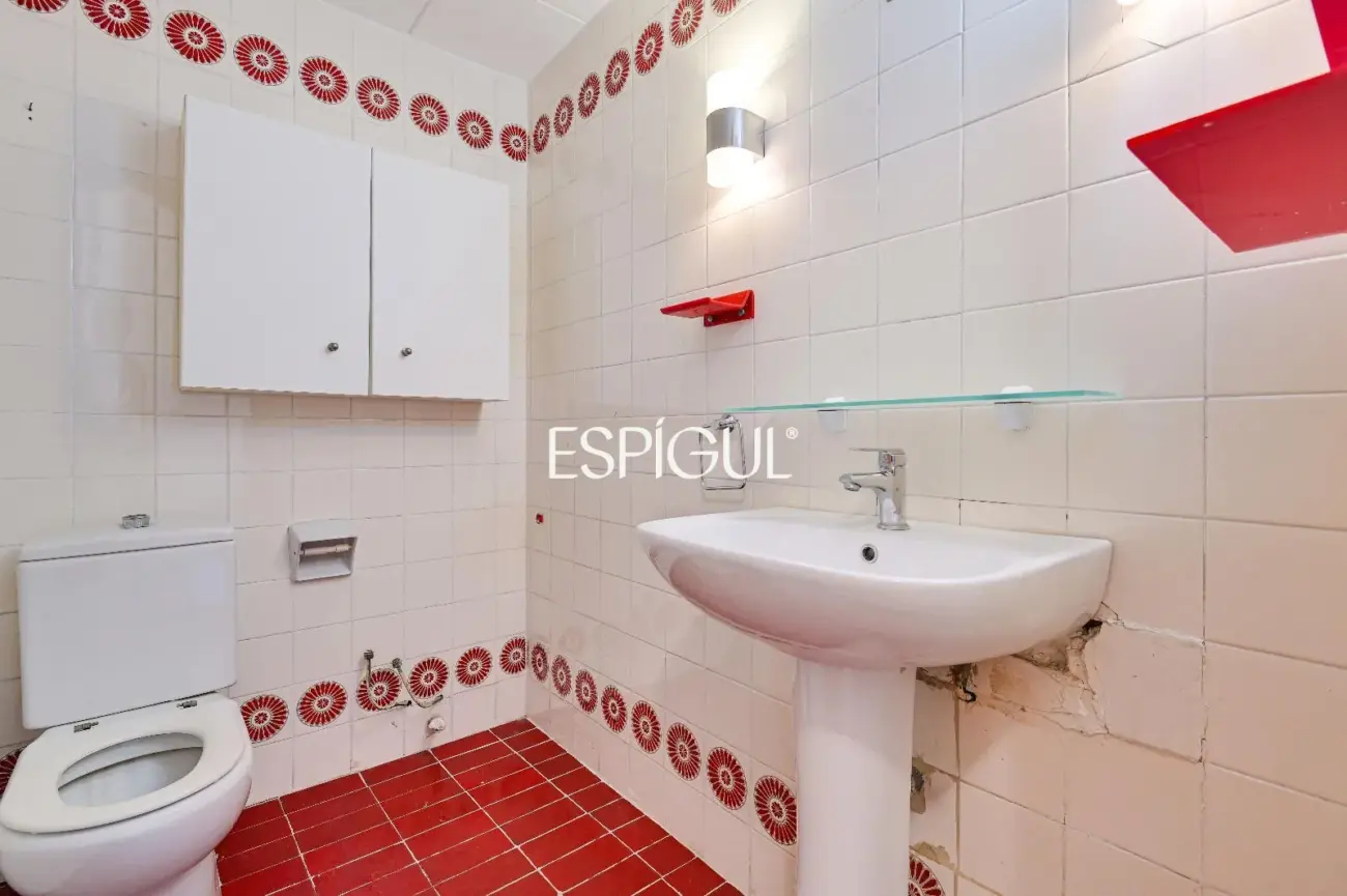 Spacious and bright home with a balcony in Maternitat i Sant Ramon
