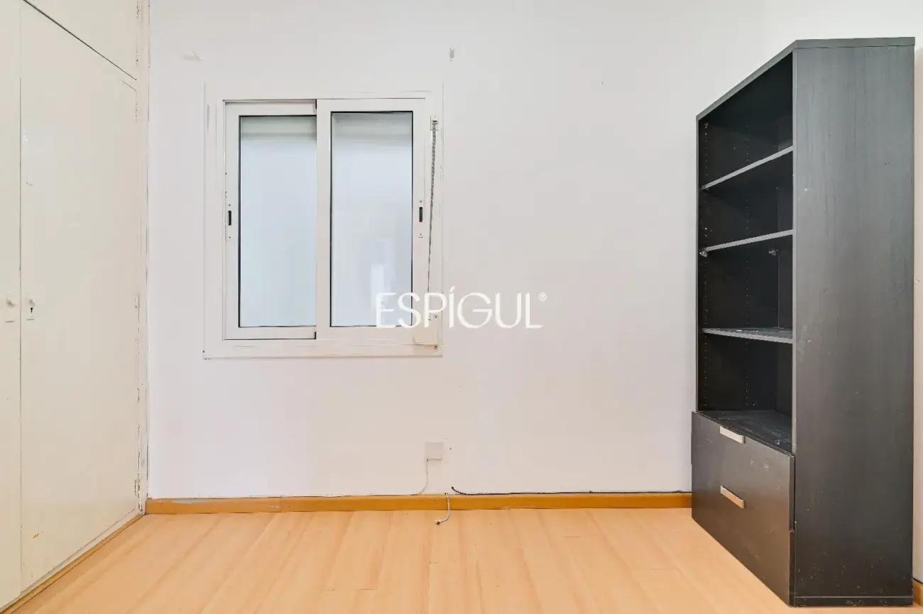 Spacious and bright home with a balcony in Maternitat i Sant Ramon