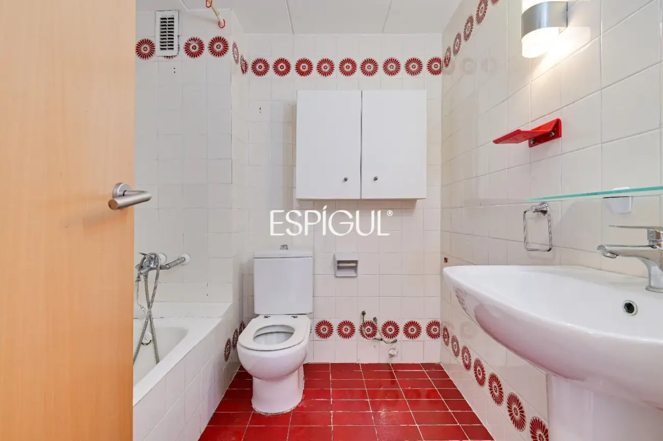 Spacious and bright home with a balcony in Maternitat i Sant Ramon