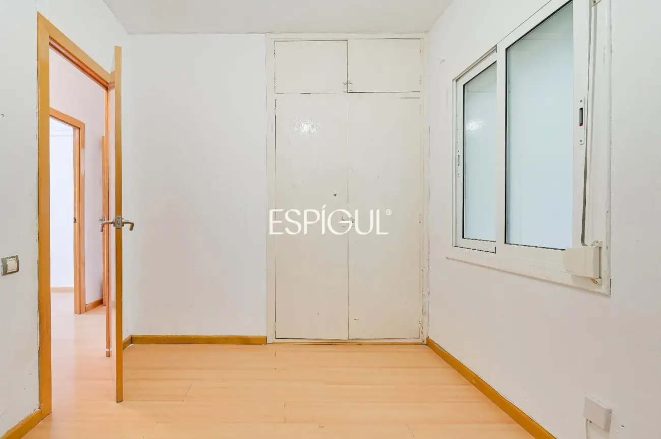 Spacious and bright home with a balcony in Maternitat i Sant Ramon