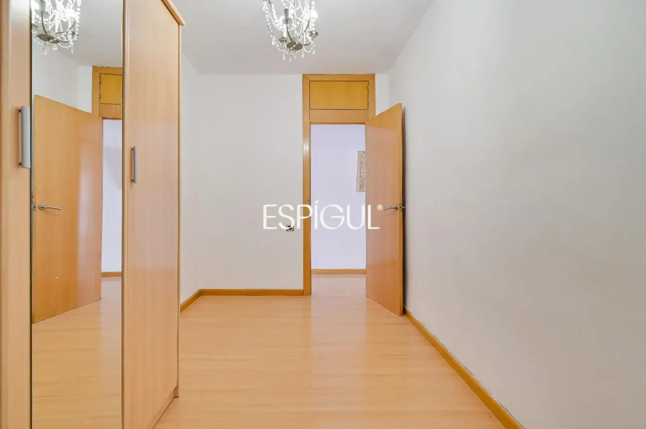 Spacious and bright home with a balcony in Maternitat i Sant Ramon