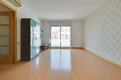 Spacious and bright home with a balcony in Maternitat i Sant Ramon