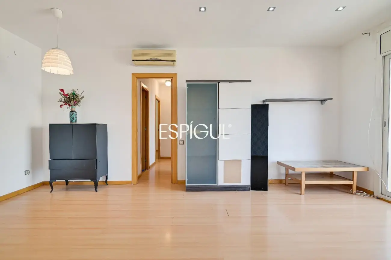 Spacious and bright home with a balcony in Maternitat i Sant Ramon