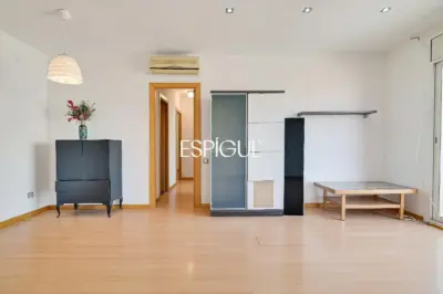 Spacious and bright home with a balcony in Maternitat i Sant Ramon