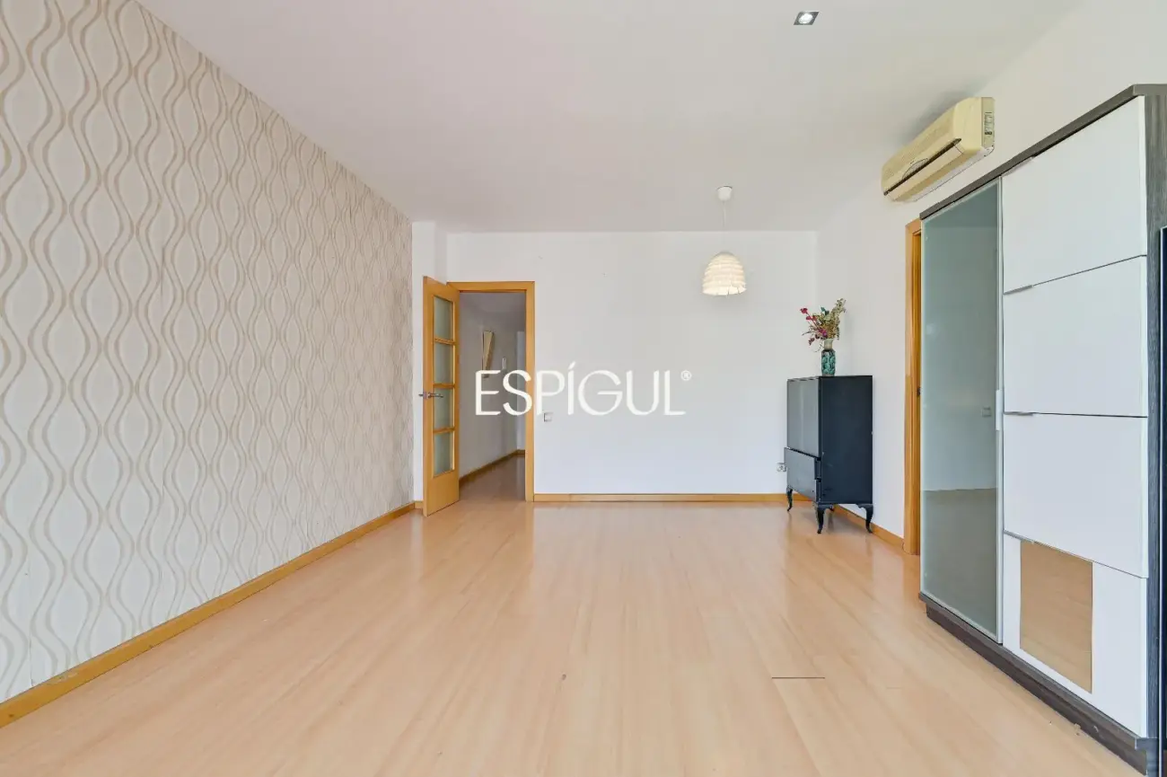 Spacious and bright home with a balcony in Maternitat i Sant Ramon