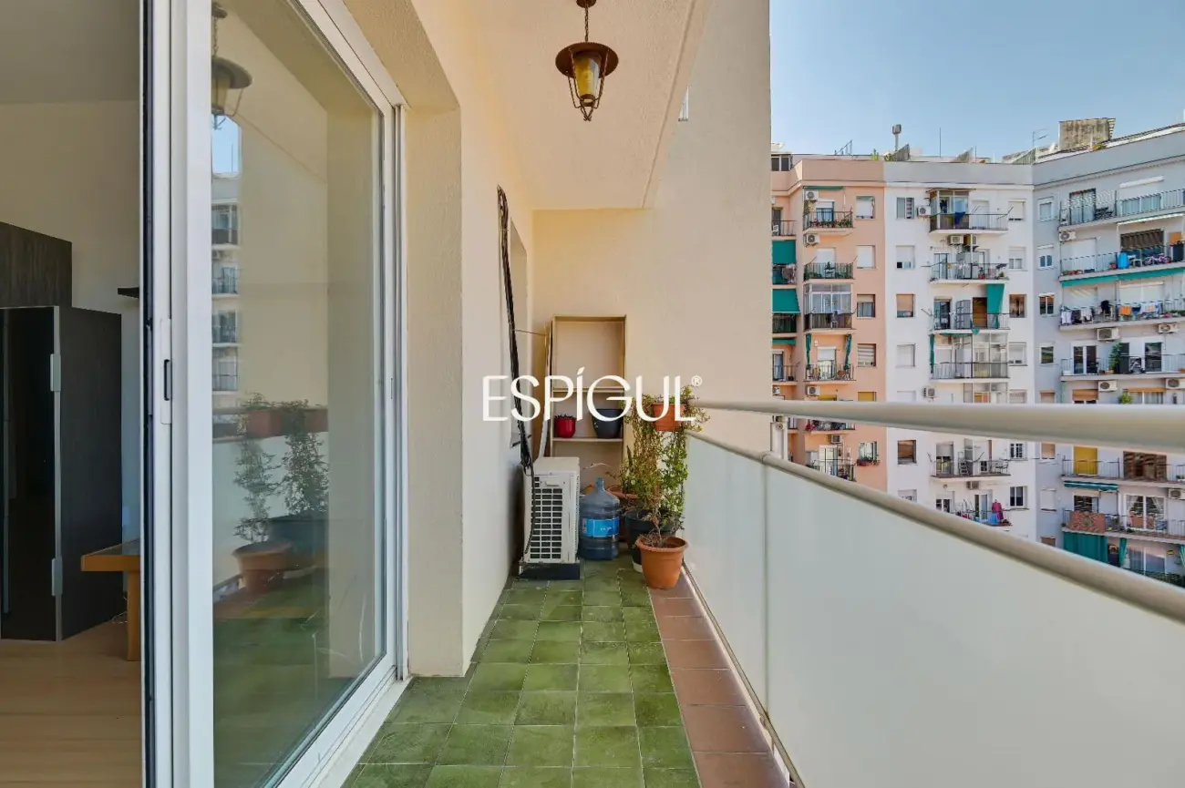 Spacious and bright home with a balcony in Maternitat i Sant Ramon