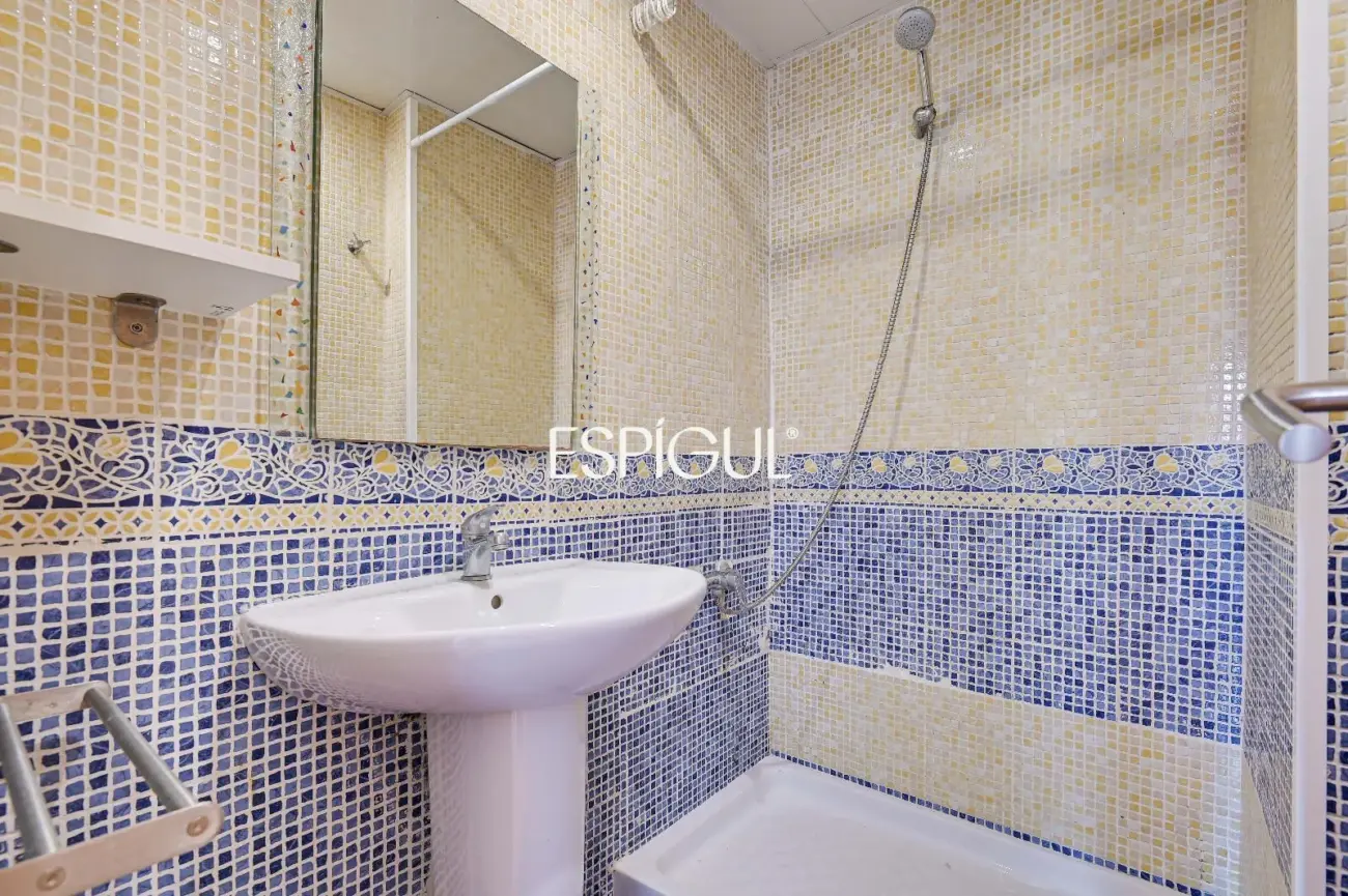 Spacious and bright home with a balcony in Maternitat i Sant Ramon