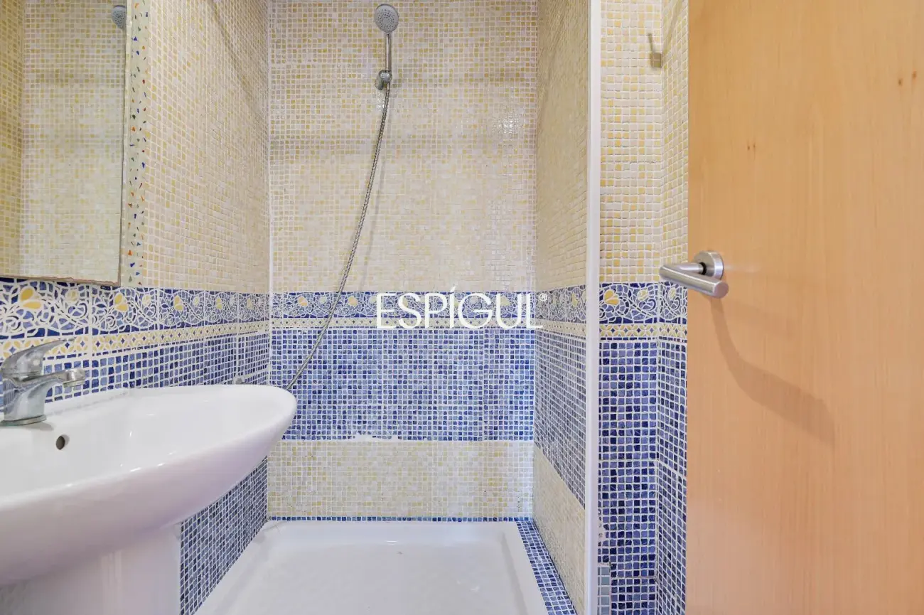 Spacious and bright home with a balcony in Maternitat i Sant Ramon