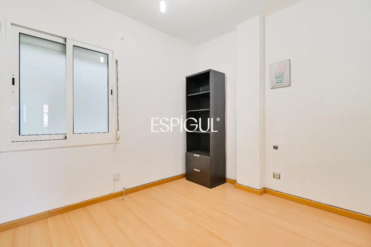 Spacious and bright home with a balcony in Maternitat i Sant Ramon