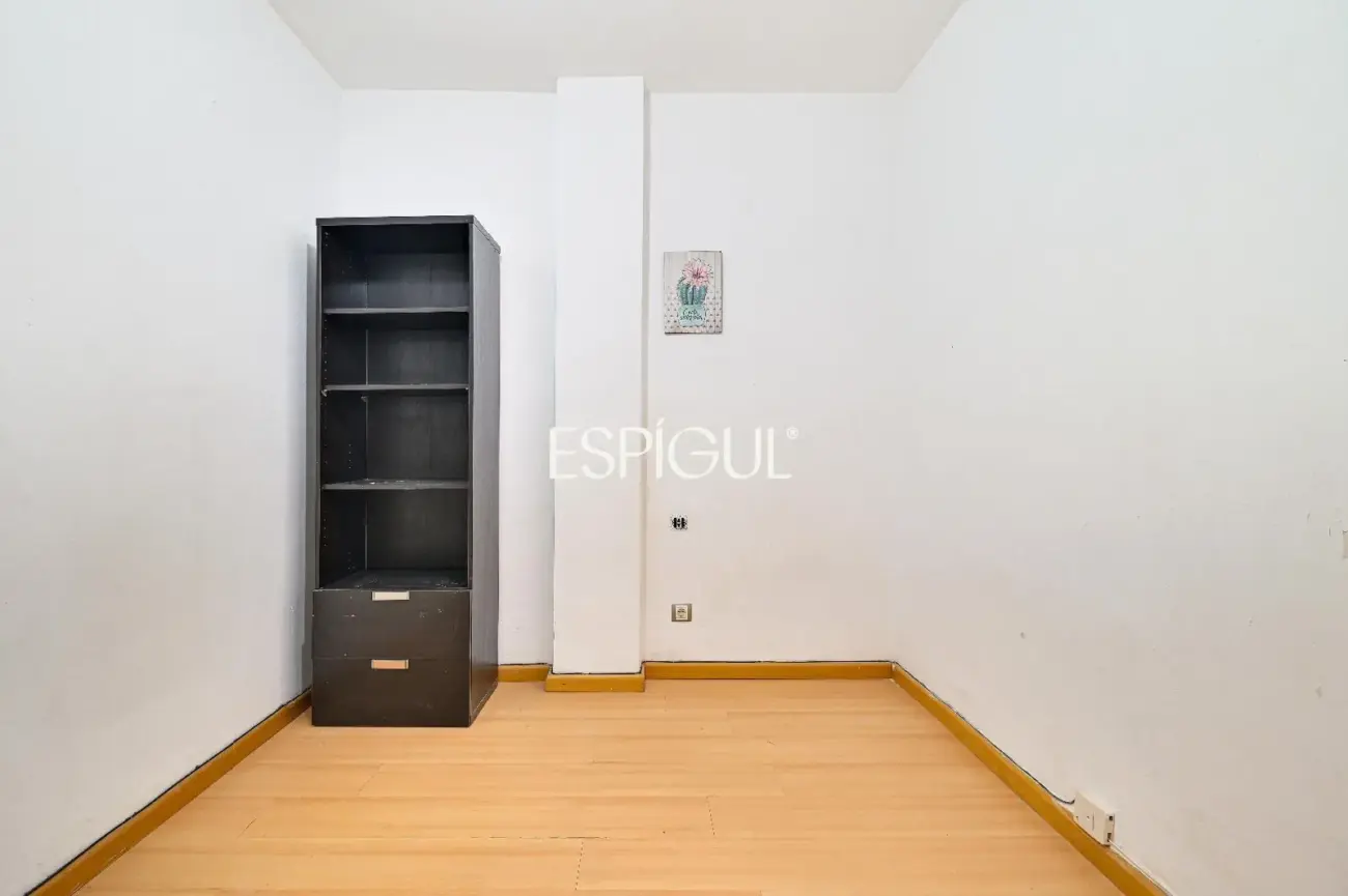 Spacious and bright home with a balcony in Maternitat i Sant Ramon