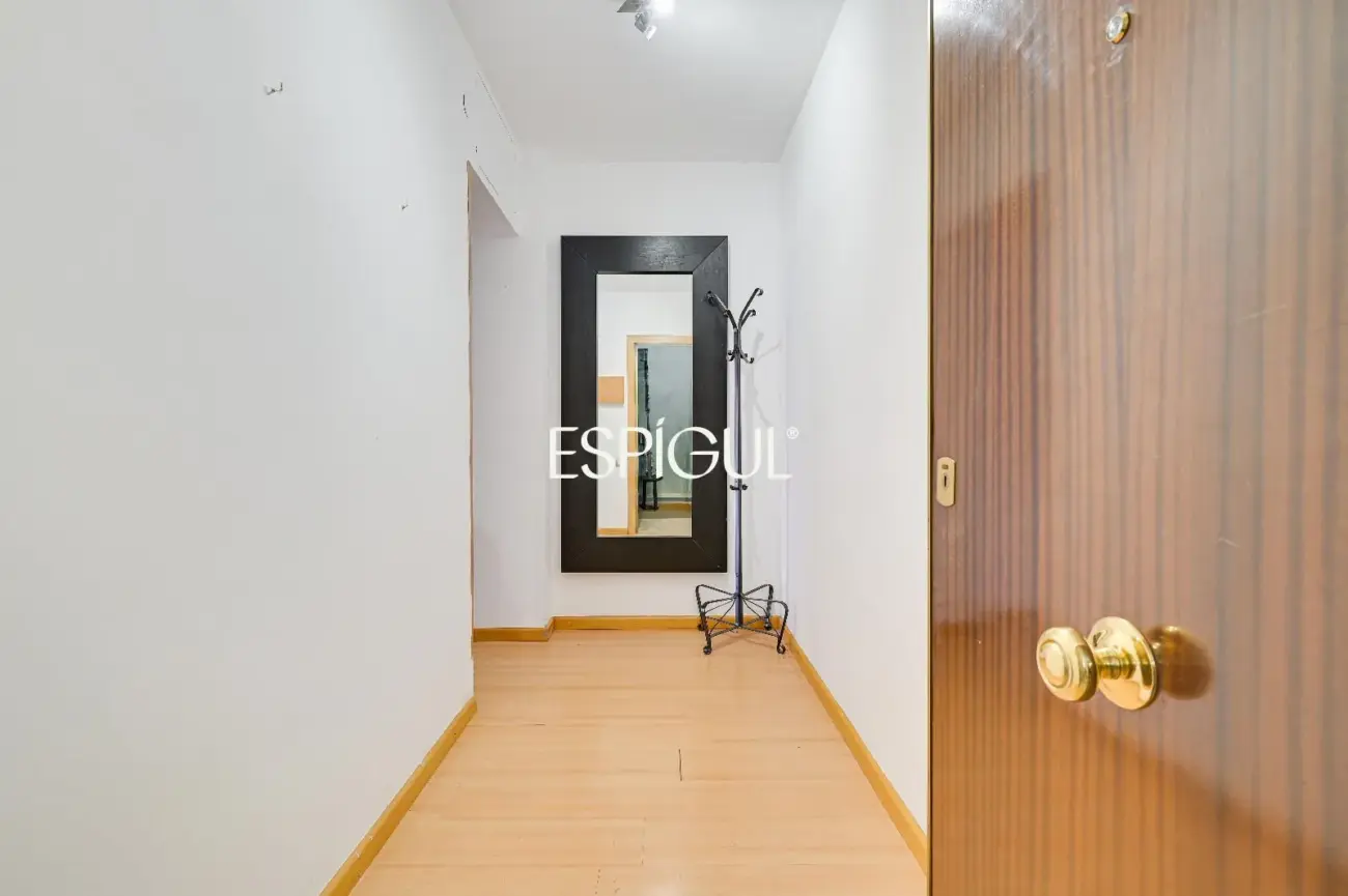 Spacious and bright home with a balcony in Maternitat i Sant Ramon