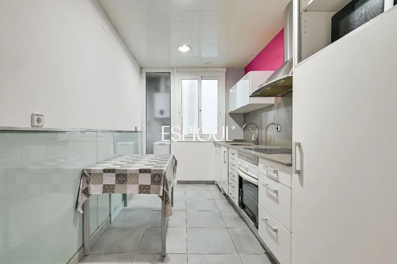 Spacious and bright home with a balcony in Maternitat i Sant Ramon