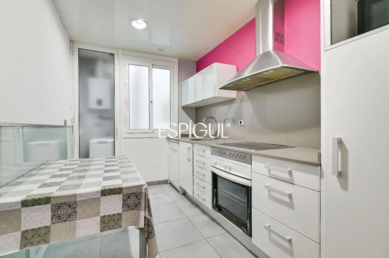 Spacious and bright home with a balcony in Maternitat i Sant Ramon