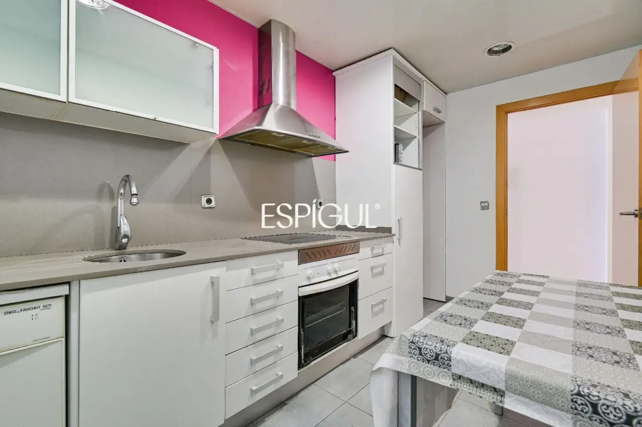 Spacious and bright home with a balcony in Maternitat i Sant Ramon