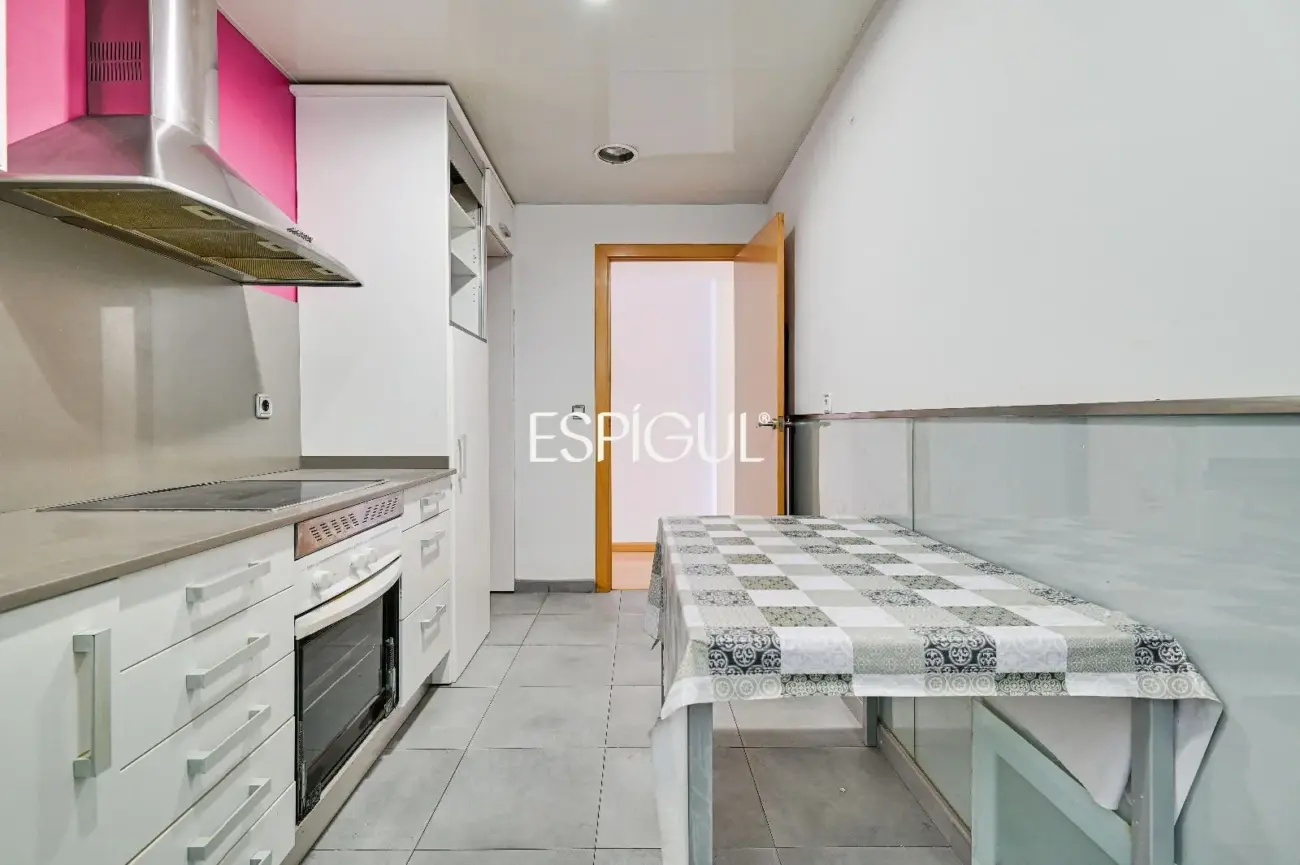 Spacious and bright home with a balcony in Maternitat i Sant Ramon