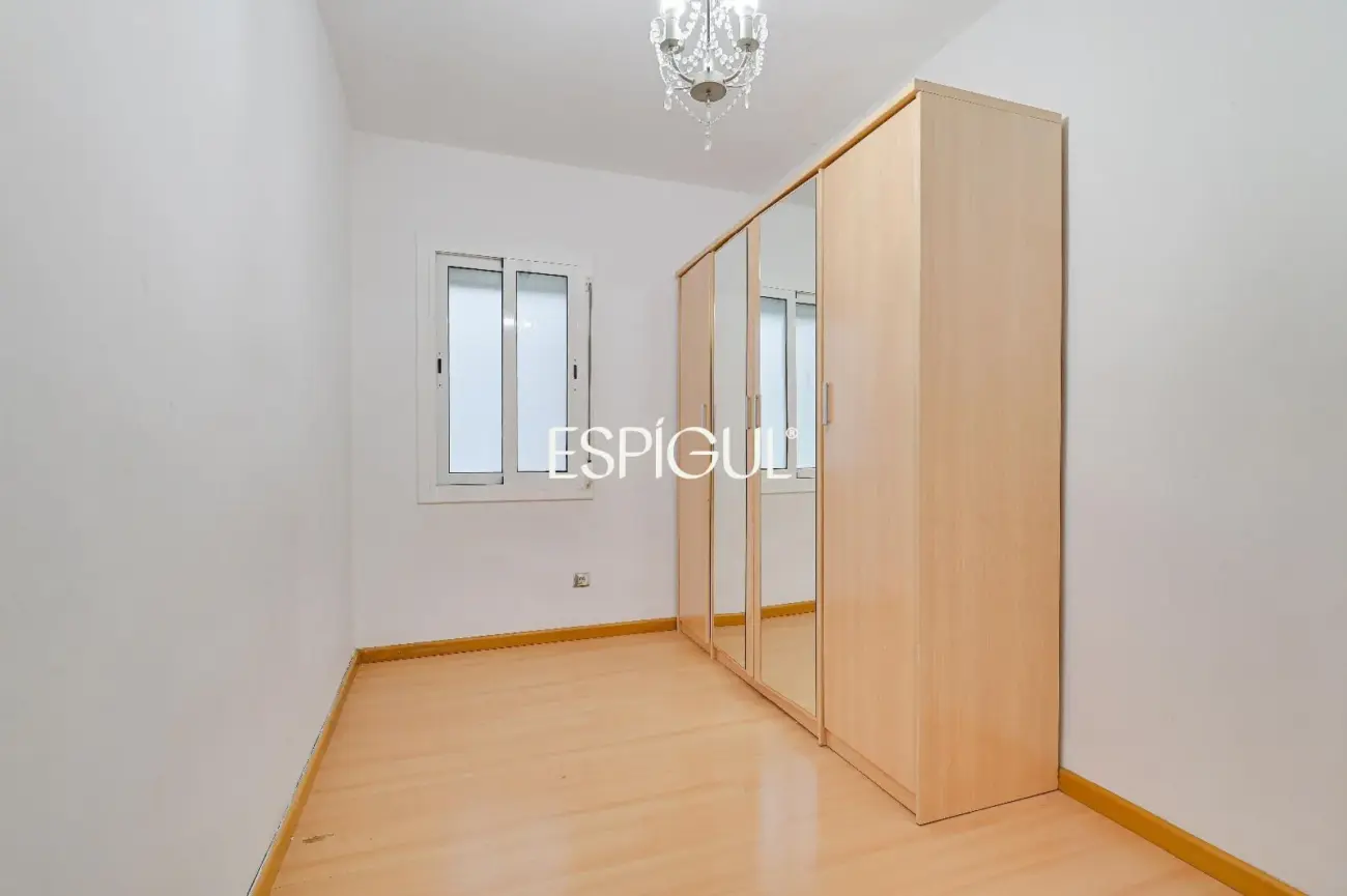 Spacious and bright home with a balcony in Maternitat i Sant Ramon