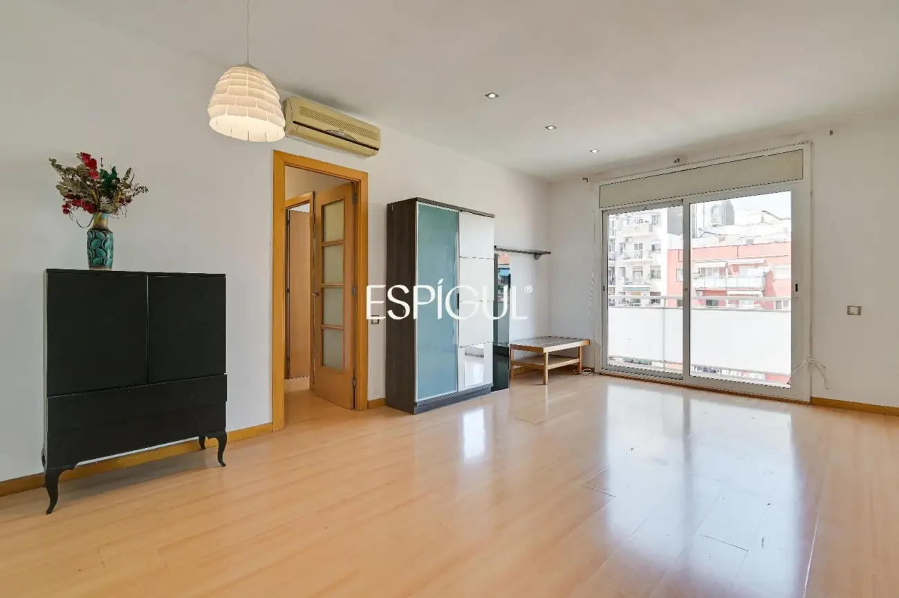 Spacious and bright home with a balcony in Maternitat i Sant Ramon