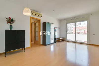 Spacious and bright home with a balcony in Maternitat i Sant Ramon