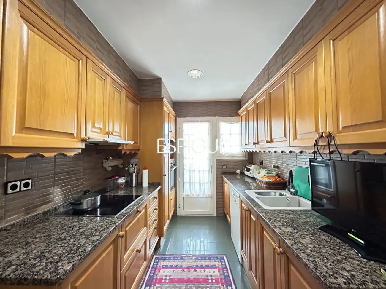 Amplio piso con vistas al mar, piscina y párquing en el centro de Alella