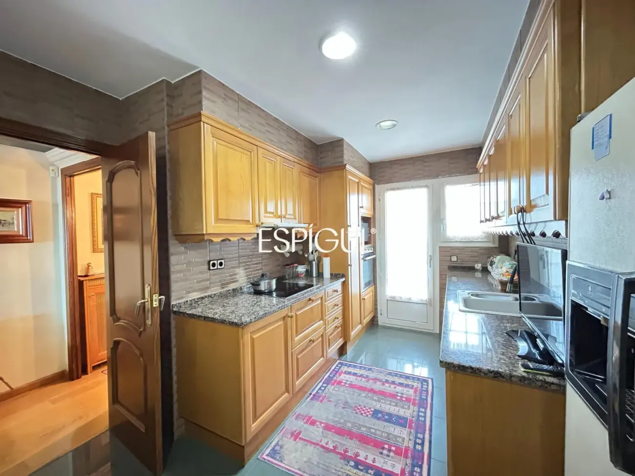 Amplio piso con vistas al mar, piscina y párquing en el centro de Alella