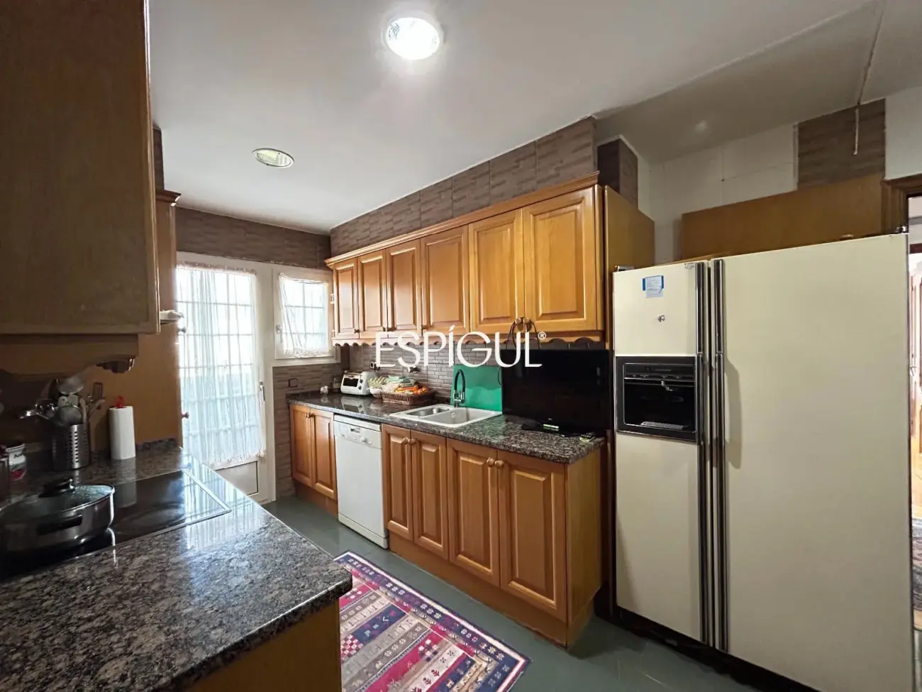 Amplio piso con vistas al mar, piscina y párquing en el centro de Alella