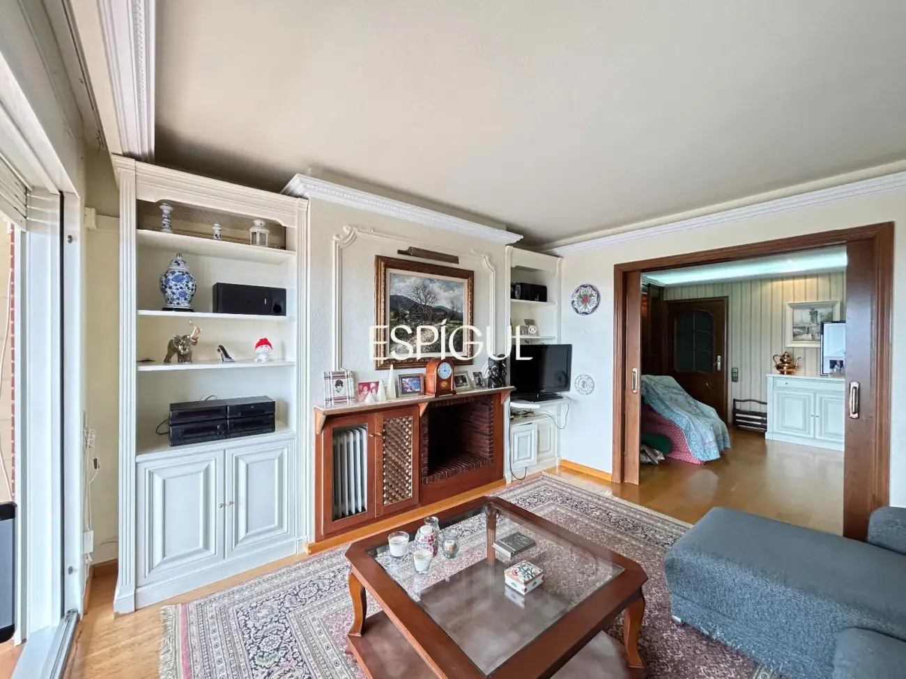 Amplio piso con vistas al mar, piscina y párquing en el centro de Alella