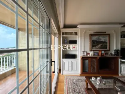 Amplio piso con vistas al mar, piscina y párquing en el centro de Alella