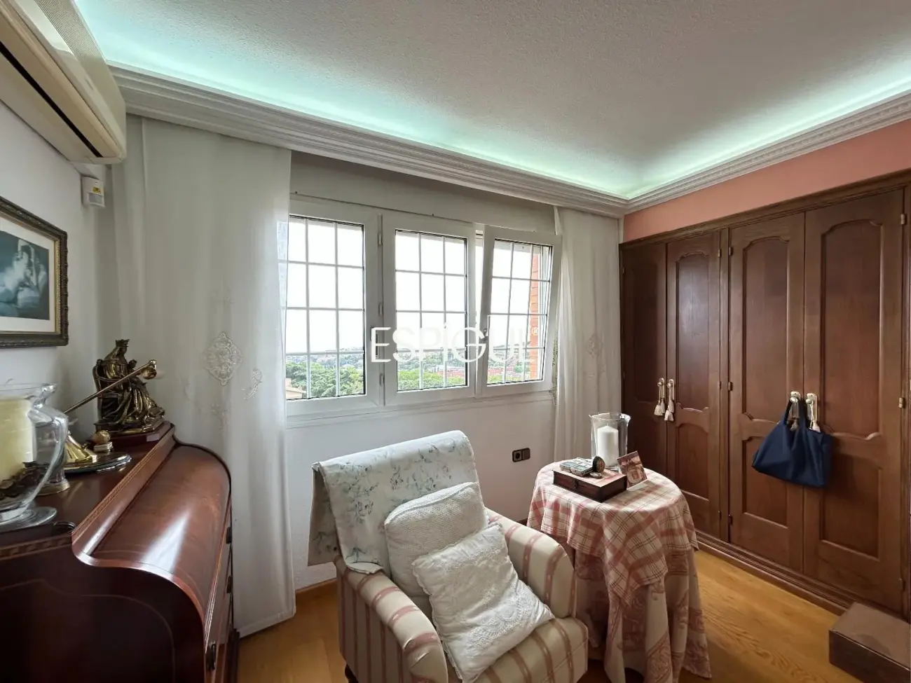 Amplio piso con vistas al mar, piscina y párquing en el centro de Alella