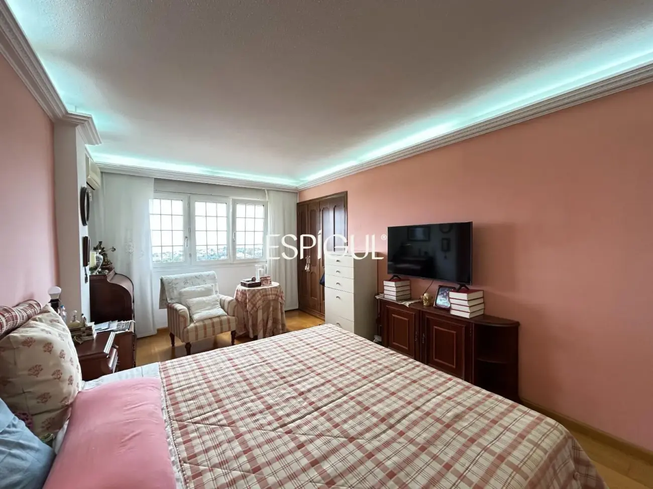 Amplio piso con vistas al mar, piscina y párquing en el centro de Alella