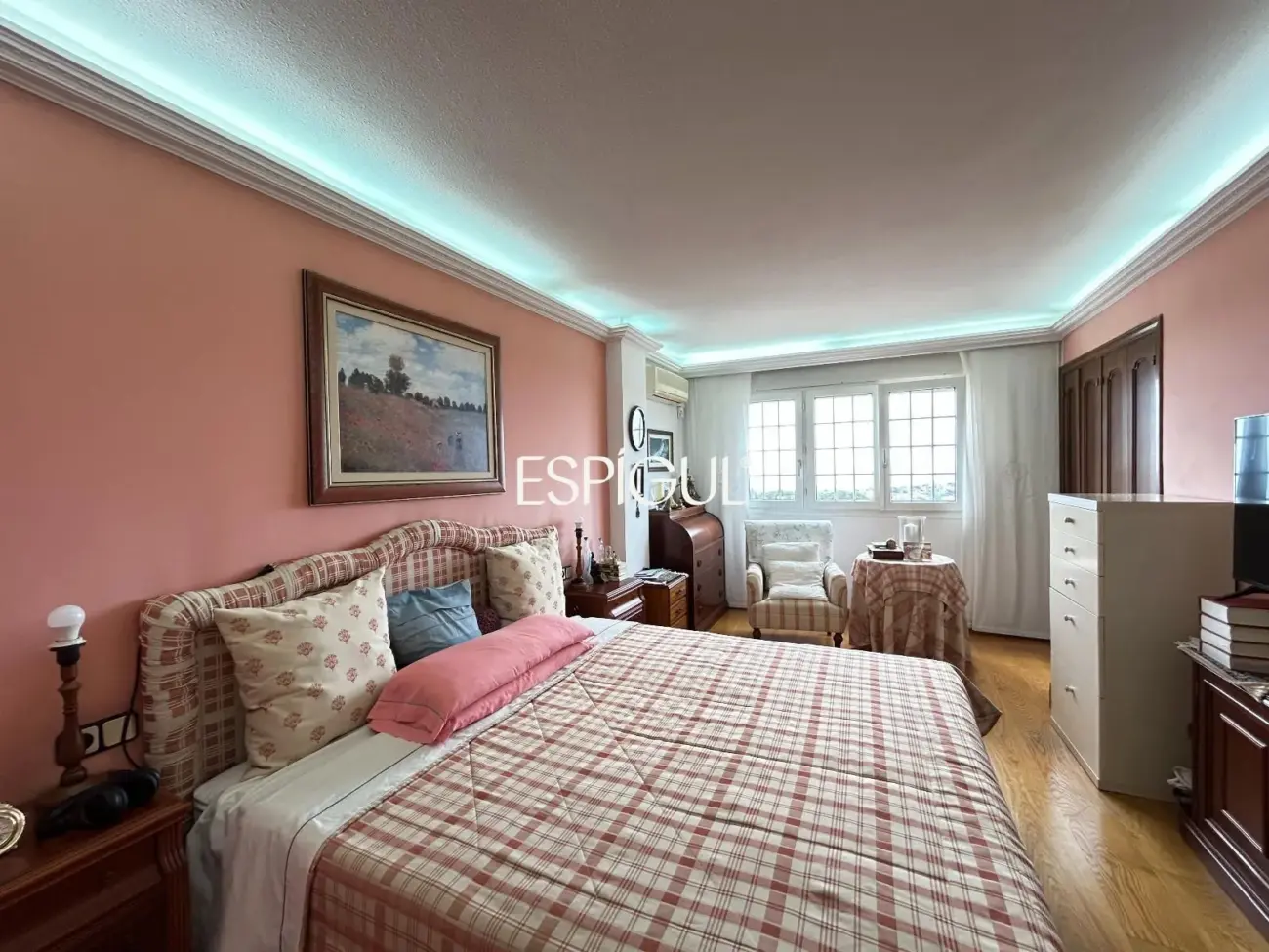 Amplio piso con vistas al mar, piscina y párquing en el centro de Alella