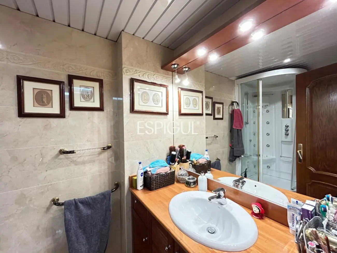 Amplio piso con vistas al mar, piscina y párquing en el centro de Alella