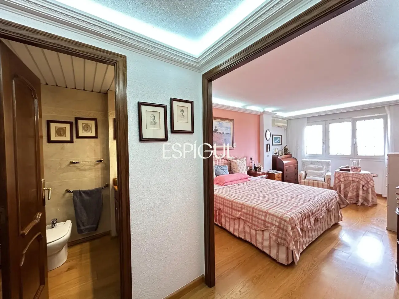 Amplio piso con vistas al mar, piscina y párquing en el centro de Alella