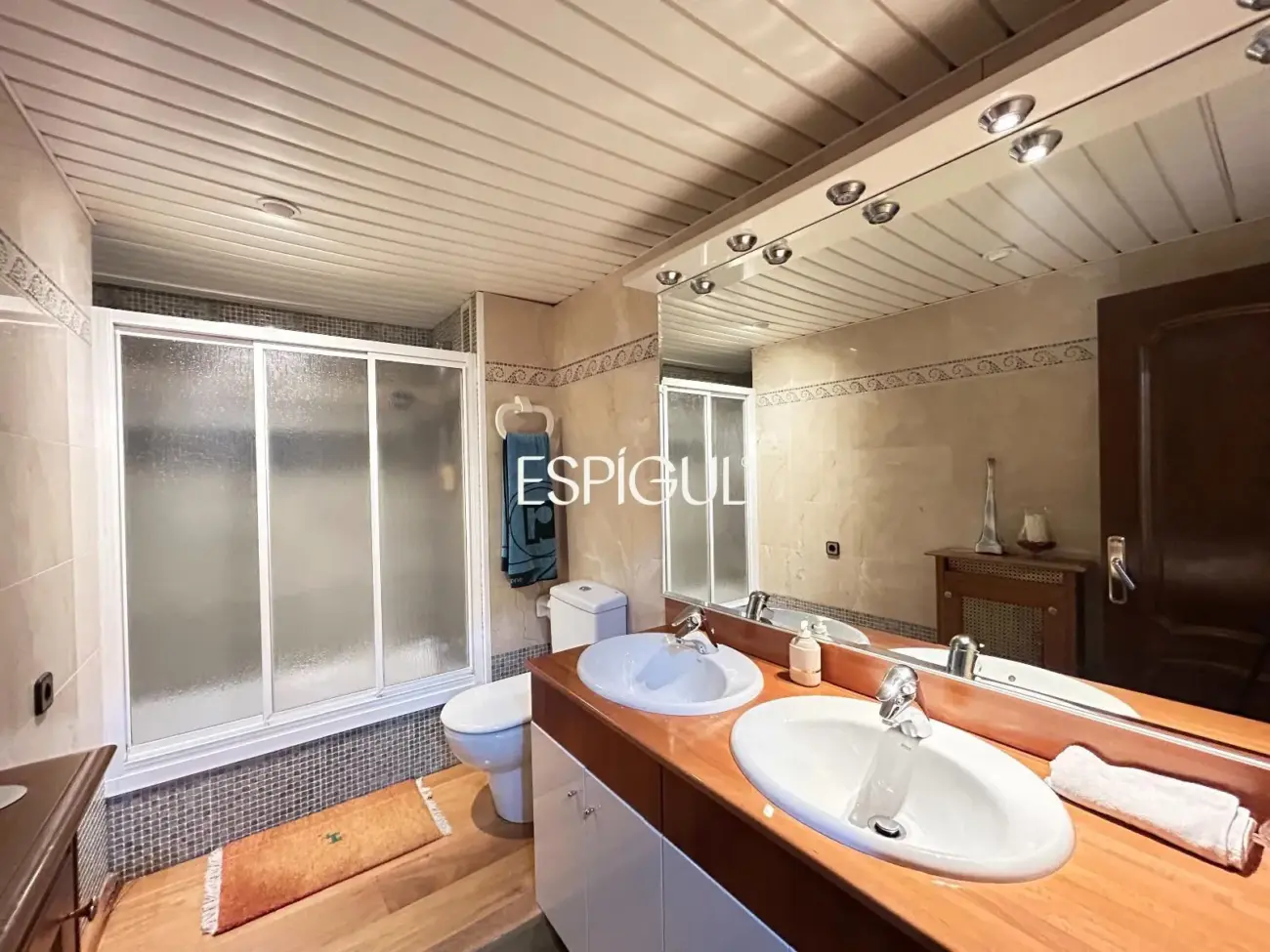 Amplio piso con vistas al mar, piscina y párquing en el centro de Alella